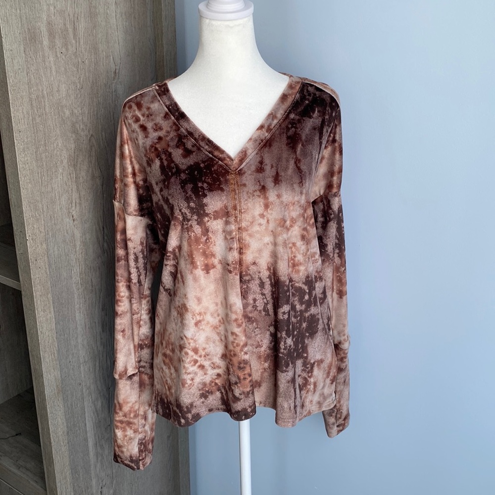 NWT Red Haute brown print ultra soft v-neck long sleeve top. Size XL.